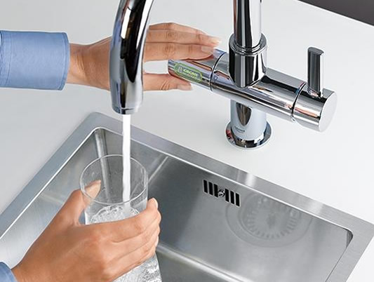 Fresca e gustosa acqua filtrata